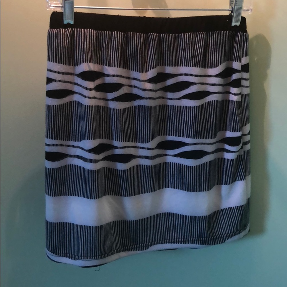 Lavand navy and white patterned skirt